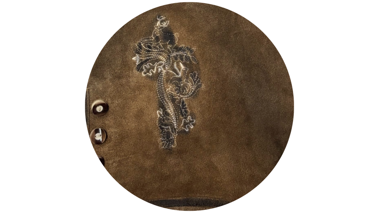 bermuda tipica alema marron estonado de couro com detalhes