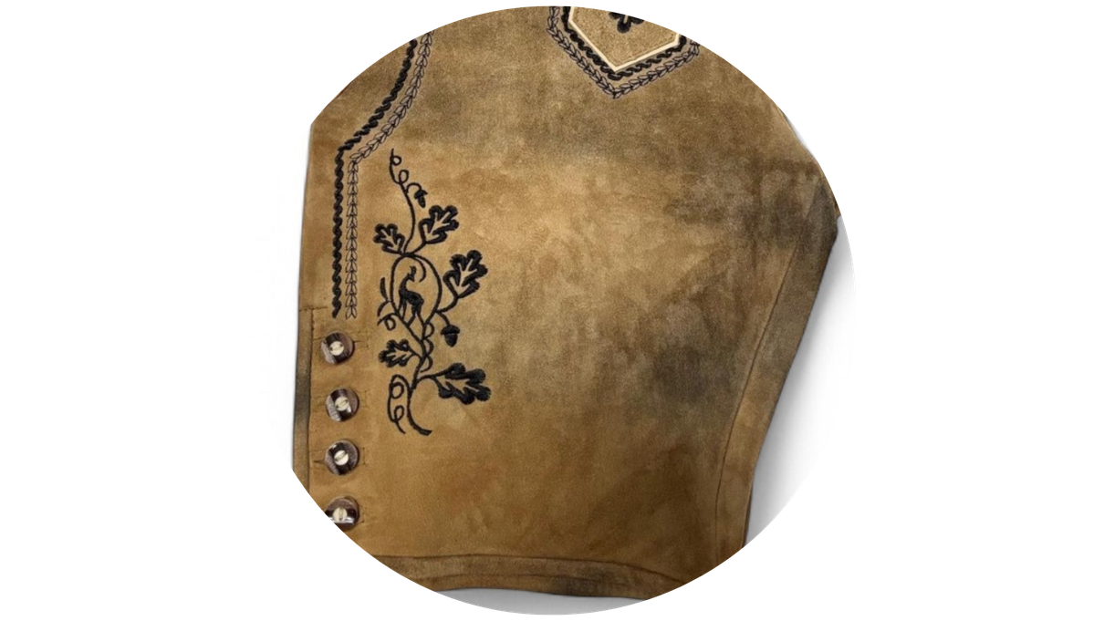 bermuda tipica alema camel estonado de couro com detalhes